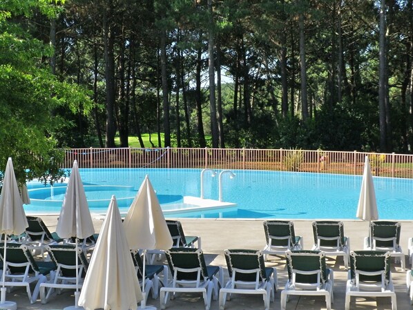 Belle piscine chauffée de 400m2 ouverte d'avril à septembre, avec espace balnéo