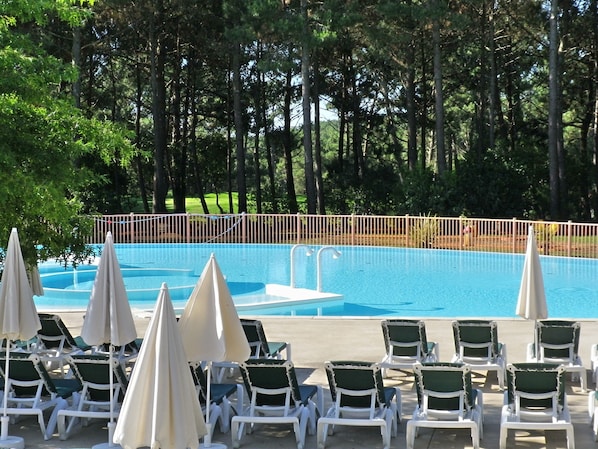 Belle piscine chauffée de 400m2 ouverte d'avril à septembre, avec espace balnéo