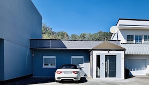 Eingang Naabsuite mit eigenem Parkplatz