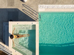 Pool immaculate design.
