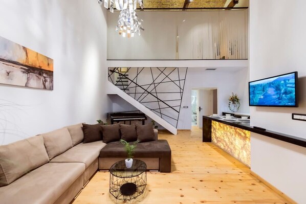 Enjoy yourself at the open plan living room