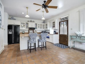 KITCHEN BAR