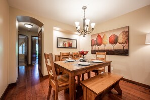 Dining Room - Seating for 6-7 guests, the ideal spot to enjoy breakfast before the day's adventures or a home-cooked dinner.