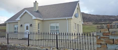 Harefield Holiday Home, Large Seaside Holiday Accommodation beside Kilcar in County Donegal