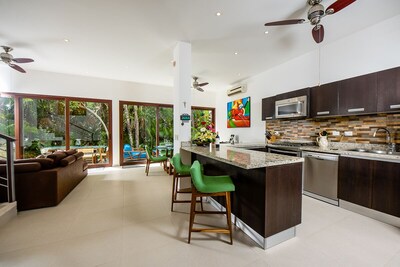 Private Home, Steps to Beach Club, Walk to Town/Restaurants ,Snorkeling