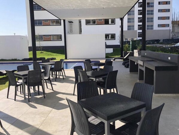 el reglamento de la terraza y alberca se encuentra en las areas comunes, visible