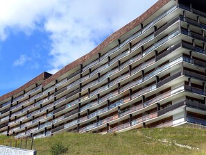 Wolke, Himmel, Pflanze, Gebäude, Fenster, Haus, Grundstueck, Baum, Gras, Hütte