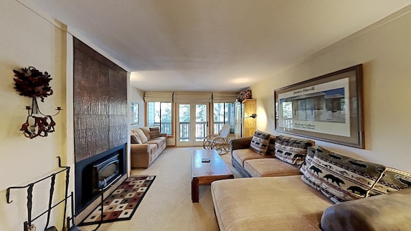 Comfy Slopeside Home with Balcony