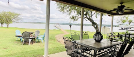 Plenty of seating to enjoy dinner and a evening fire together  