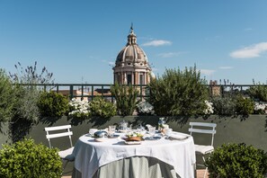 Inviting roof garden, with its breathtaking views!