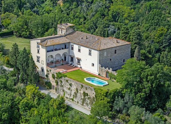 Renaissance Castle in Tuscany is  Perfect Holiday