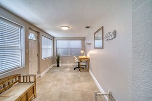 Entry with a wood bench and desk for your tasks!