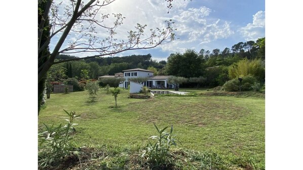 propriété de 2700m2 entièrement clôturé  