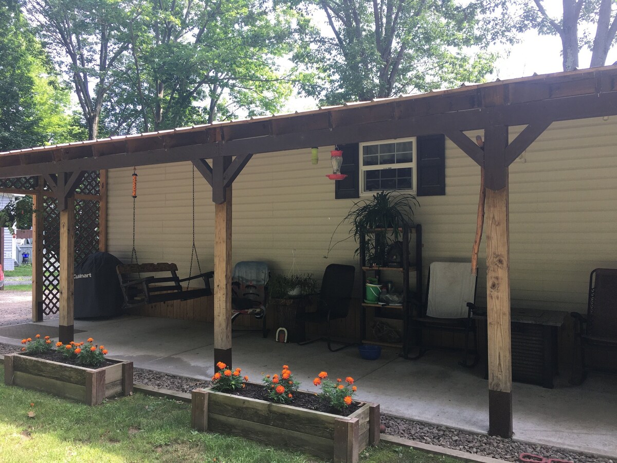 Beautiful House at Oneida Lake. Close to Boat Launch. Back patio with hot tub.