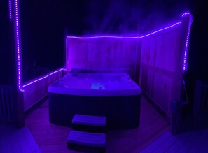 Come and relax in the new hot tub! Enjoy the night sky and shooting stars. 