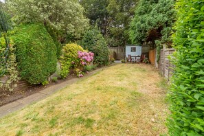 Plum Cottage, Overstrand: Fully enclosed garden