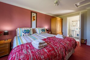 Little Emmaus, Cley-next-the-Sea: King-size or twin master bedroom