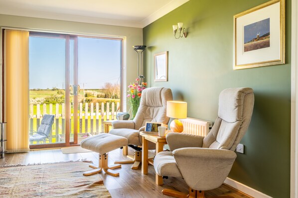 Little Emmaus, Cley-next-the-Sea: Bright sitting room with lovely view