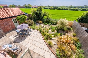 Samphire House, Bodham: Garden with wonderful field views
