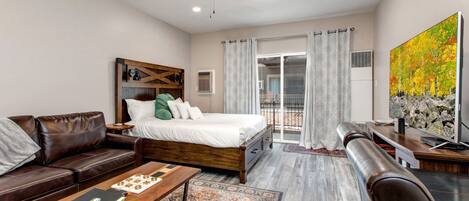 Cozy Suite: Relaxing retreat with king bed, sofa bed, and outdoor patio charm.