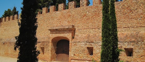 Il cortile/parcheggio privato
The private courtyard/parking

