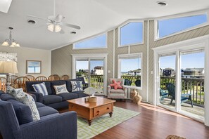 SN2712: Beach Dugout | Top Level Living Area