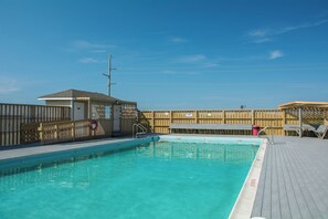 SN2712: Beach Dugout | Community Pool