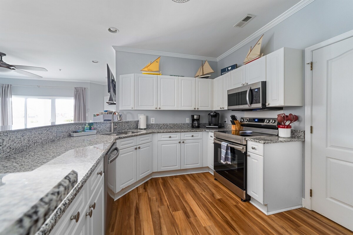 Lake Norman Waterfront Condo Retreat – Dog Friendly Cornelius Vacation Rental