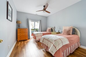 Guest bedroom with 2 twin beds