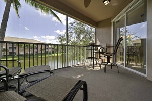 SWM3222 - Enjoy the beautiful lake view from the screened in balcony