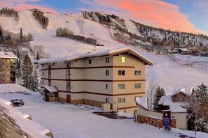 Ski in / ski out right on the slopes. Base area is only a 5 min walk for dining 