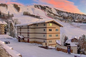 Ski in / ski out right on the slopes. Base area is only a 5 min walk for dining