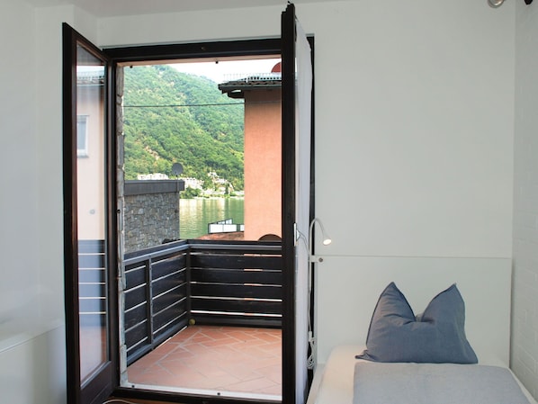 Propriété, Bâtiment, Confort, Ombre, Bois, Sol, Porte, Automotive Exterieur, Sol