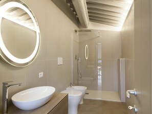 Salle De Bains, Propriété, Pièce, Toilette, Design Intérieur, Luminaire Plomberie, Siège De Toilette, Plafond, Architecture, Sol