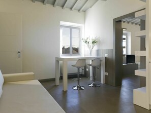 Weiss, Zimmer, Eigentum, Interior Design, Fussboden, Gebäude, Möbel, Decke, Fliese, Haus