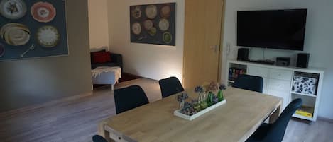 geräumige Küche mit Esszimmer