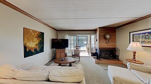 Open Layout at Slopeside Condo Near Canyon Lodge