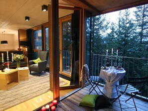Propriété, Porche, Bois, Ombre, Design Intérieur, Sol, Sol, Arbre, Bâtiment, Plante