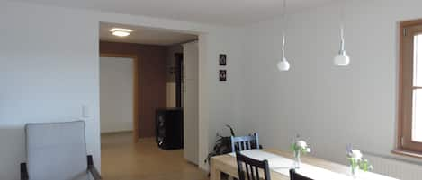 Ferienwohnung mit Terrasse, 85qm, 3 Schlafzimmer, max. 6 Personen-Wohn-/Esszimmer