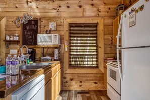 Pet Friendly Douglas Lake Cabin - Baby Bear Cabin - Fully furnished kitchen