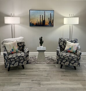 Sitting area by kitchen and living room area. 