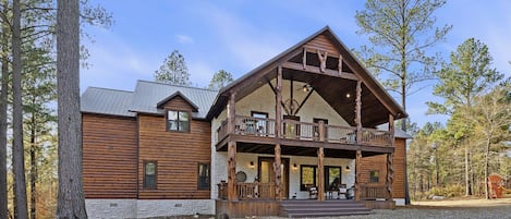 Welcome to Yellowstone Lodge! Sleeps 26 & has all the entertainment!