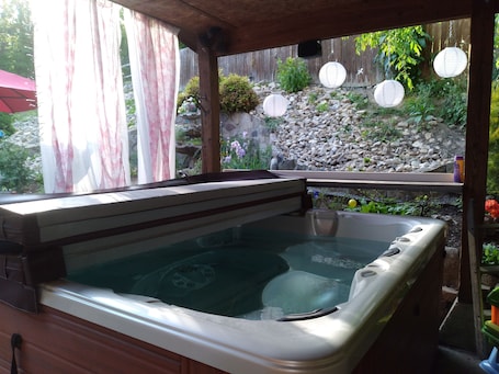 hot tub ( free to use)