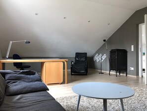 Wohnzimmer mit Schreibtisch, Porschesessel