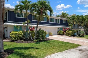 Private left side of the duplex