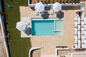 Panoramic aspect of the pool & spa whirlpool and the surrounding areas.