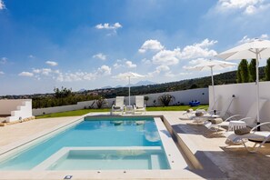 Pool surrounding that stimulate the senses with a spa whirlpool ( non heating). 