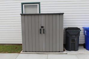Shed with beach apparatus