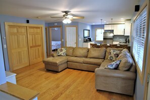 Living area w/pullout queen bed