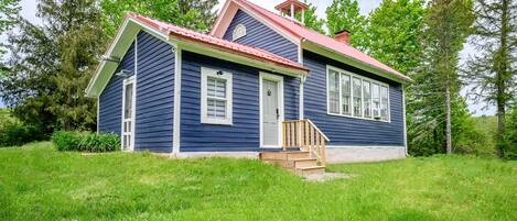 1880s School House welcomes you for your Finger Lakes retreat!